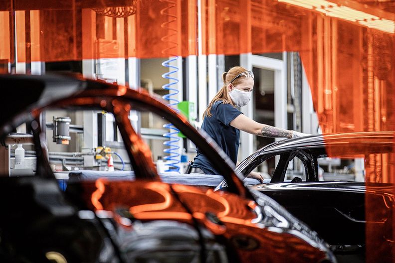 Germany's Merkel resists calls to give automakers more state aid