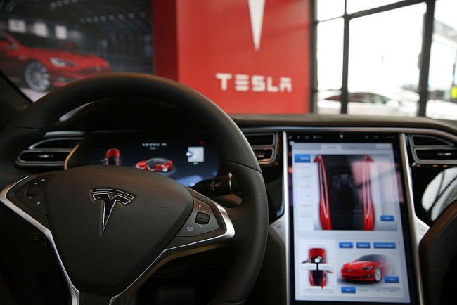 Tesla vs. Semi-Truck Crash: Elon Musk's FSD Faces Controversy Again!