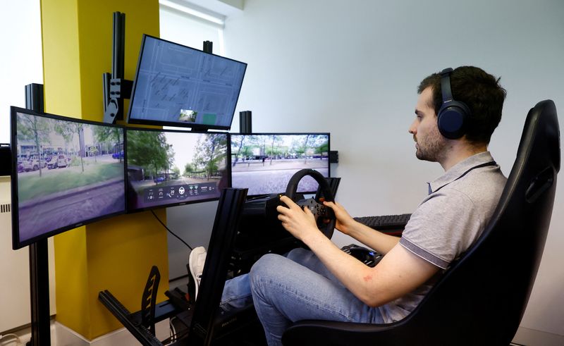 Truly autonomous cars may be impossible without helpful human touch