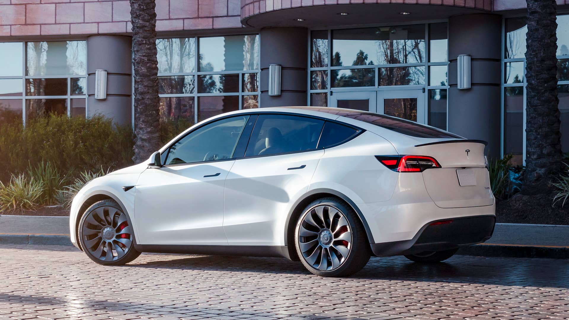 Tesla Stops Activating Full Self-Driving Software in New Cars During Recall