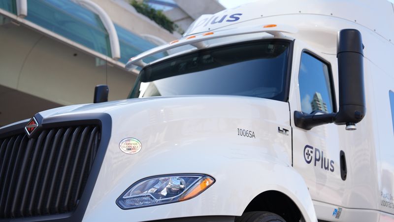 Self-Driving Startups Try to Turn Big Rigs Into Fuel-Sippers