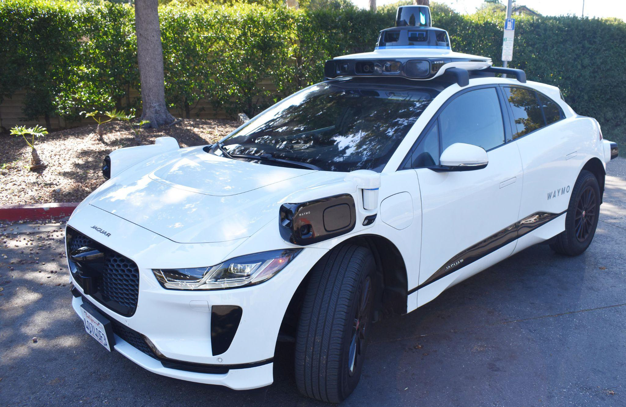 Waymo takes testing to the next level: no human even in the driver’s seat
