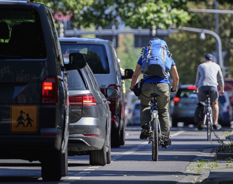 For roads to be safer, self-driving cars must learn "cyclists language"